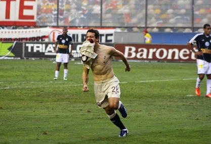 Diego Guastavino jugador de Universitario celebra gol anotado ante Sporting Cristal, copa movistar 2013