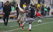 Carlos Olascuaga jugador de Universitario de Deportes enfrenta a rival en el encuentro contra Sporting Cristal