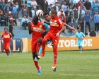 Carlos Lobatón jugador de Sporting Cristal se eleva disputando el balón junto a jugadores del Sport Huancayo